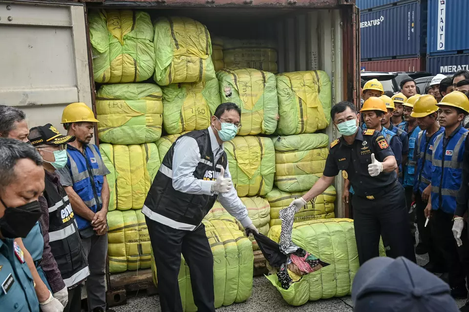 MenKeu Purbaya sita Pakaian bekas impor ilegal